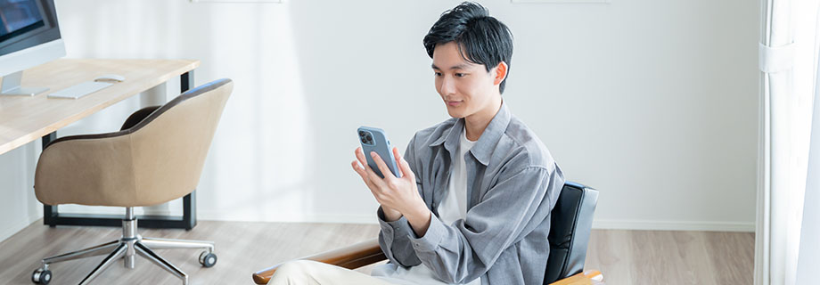 スマホを操作する男性